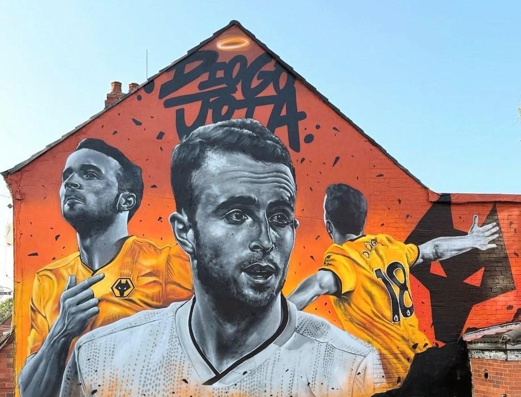 狼队球迷制作壁画纪念若塔,地址位于狼队主场正对面